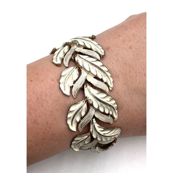 Vintage Bracelet Leaves Linked White Enamel Finish Estate 6.5” Flaw - Picture 1 of 12